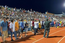 “Vỡ sân” Hà Tĩnh, cổ động viên tràn xuống sân