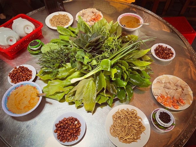 Kon Tum salad with a few dozen types of leaves with strange names, tired hands - 1