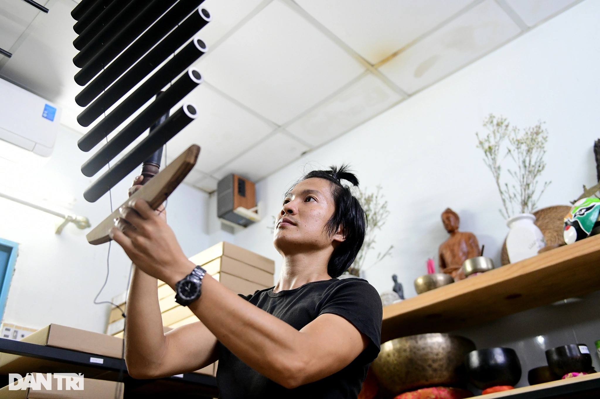 Chàng kỹ sư IT bỏ nghề, chế tạo chuông gió nhạc thiền từ kim loại vô tri - 1 Chàng kỹ sư IT bỏ nghề, chế tạo chuông gió nhạc thiền từ kim loại vô tri - 1