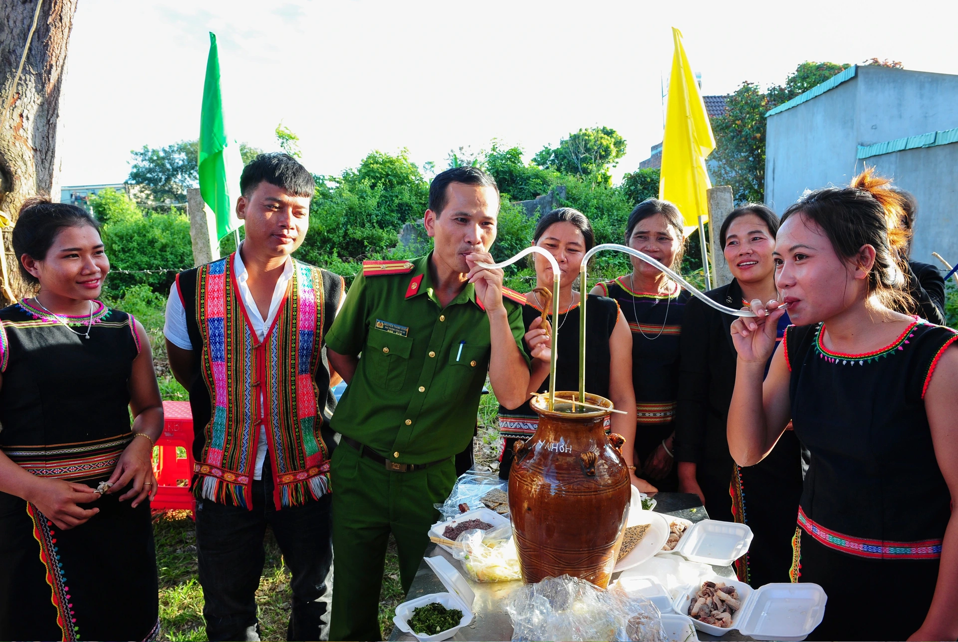 Báo Dân trí lan tỏa Niềm vui ngày Xuân trên mọi miền Tổ quốc đến bạn đọc - 14 Báo Dân trí lan tỏa Niềm vui ngày Xuân trên mọi miền Tổ quốc đến bạn đọc - 14