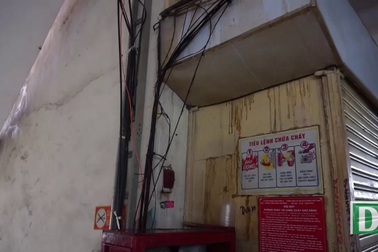 Cận cảnh chợ An Đông xuống cấp, nứt nẻ khiến tiểu thương bãi thị.