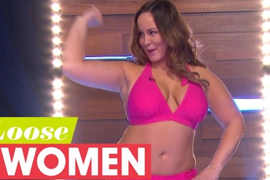 Chanelle Hayes diện áo tắm trên truyền hình