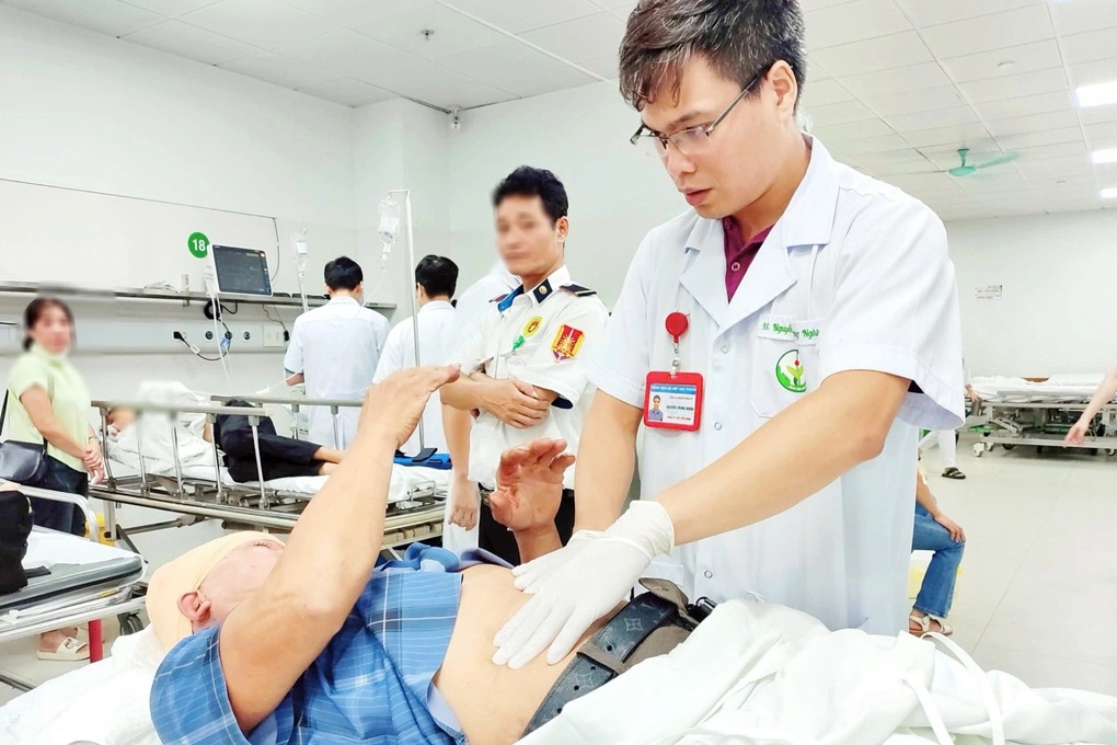 Tôn cứa đứt chân, chấn thương vì sập nhà do bão Bualoi - 2 Tôn cứa đứt chân, chấn thương vì sập nhà do bão Bualoi - 2