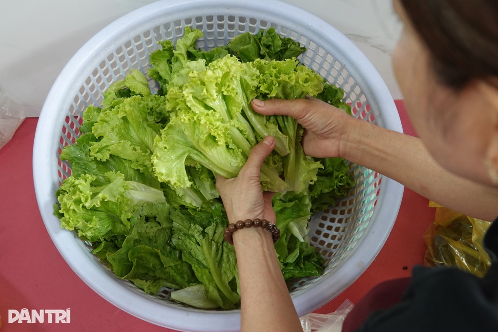 Rau tăng giá nhanh hơn… vàng, chủ quán ăn như ngồi trên lửa - 2 Rau tăng giá nhanh hơn… vàng, chủ quán ăn như ngồi trên lửa - 2