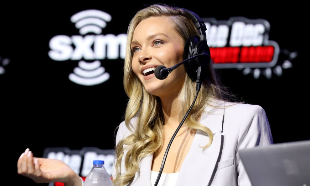 MC người Mỹ đẹp bốc lửa khi làm người mẫu áo tắm - 1