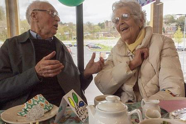 Cặp đôi trăm tuổi nên duyên nhờ mai mối