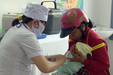 Phú Yên: Phụ huynh hoang mang vì thiếu trầm trọng vắc xin 5 trong 1