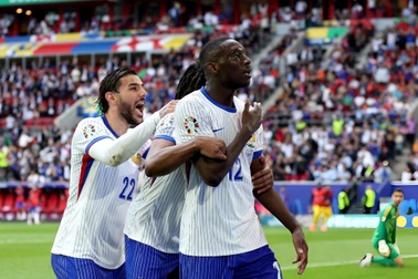 Pháp vượt qua Bỉ nhờ pha phản lưới nhà