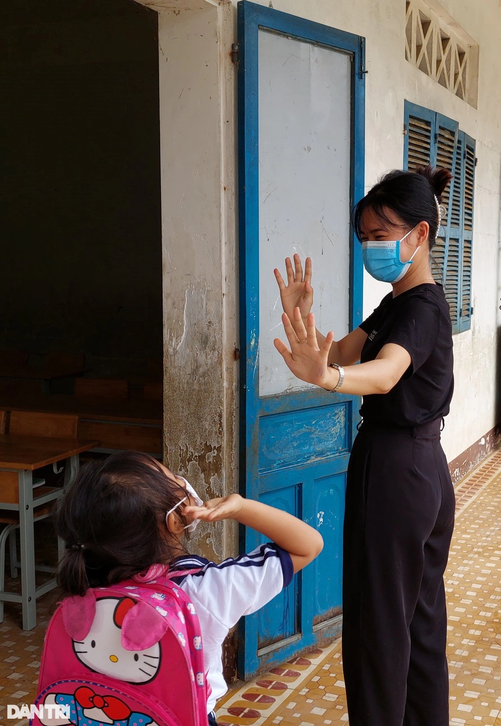 Thầy cô gieo chữ ở ngôi làng biệt lập: 30 năm chưa được nhận hoa ngày 20-11 - 13 Thầy cô gieo chữ ở ngôi làng biệt lập: 30 năm chưa được nhận hoa ngày 20-11 - 13
