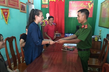 Trả lại tài sản bị cướp cho hai du khách người nước ngoài