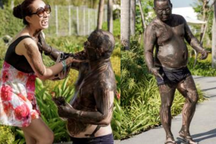 Cựu siêu mẫu Thúy Hạnh đăng ảnh chồng "đen thui" khiến dân mạng "cười xỉu"