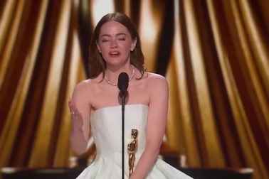 Emma Stone bước lên sân khấu nhận giải Oscar cho Nữ chính xuất sắc