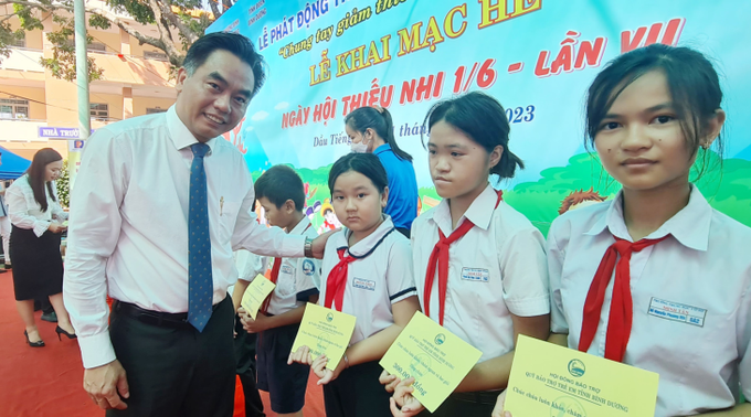 Ông Nguyễn Lộc Hà tặng quà cho các trẻ em có hoàn cảnh khó khăn.