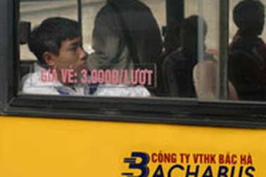 Khách ngã xe bus, Công ty Bắc Hà rũ bỏ trách nhiệm?