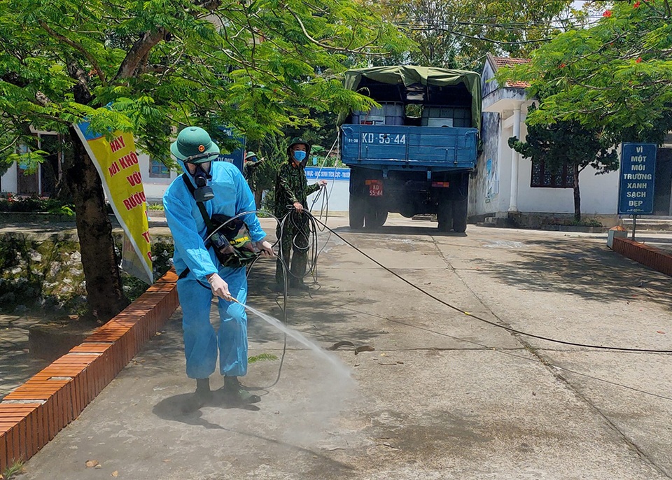 Quân khu 4 phun khử khuẩn khu vực liên quan bệnh nhân Covid-19 - 3 Quân khu 4 phun khử khuẩn khu vực liên quan bệnh nhân Covid-19 - 3