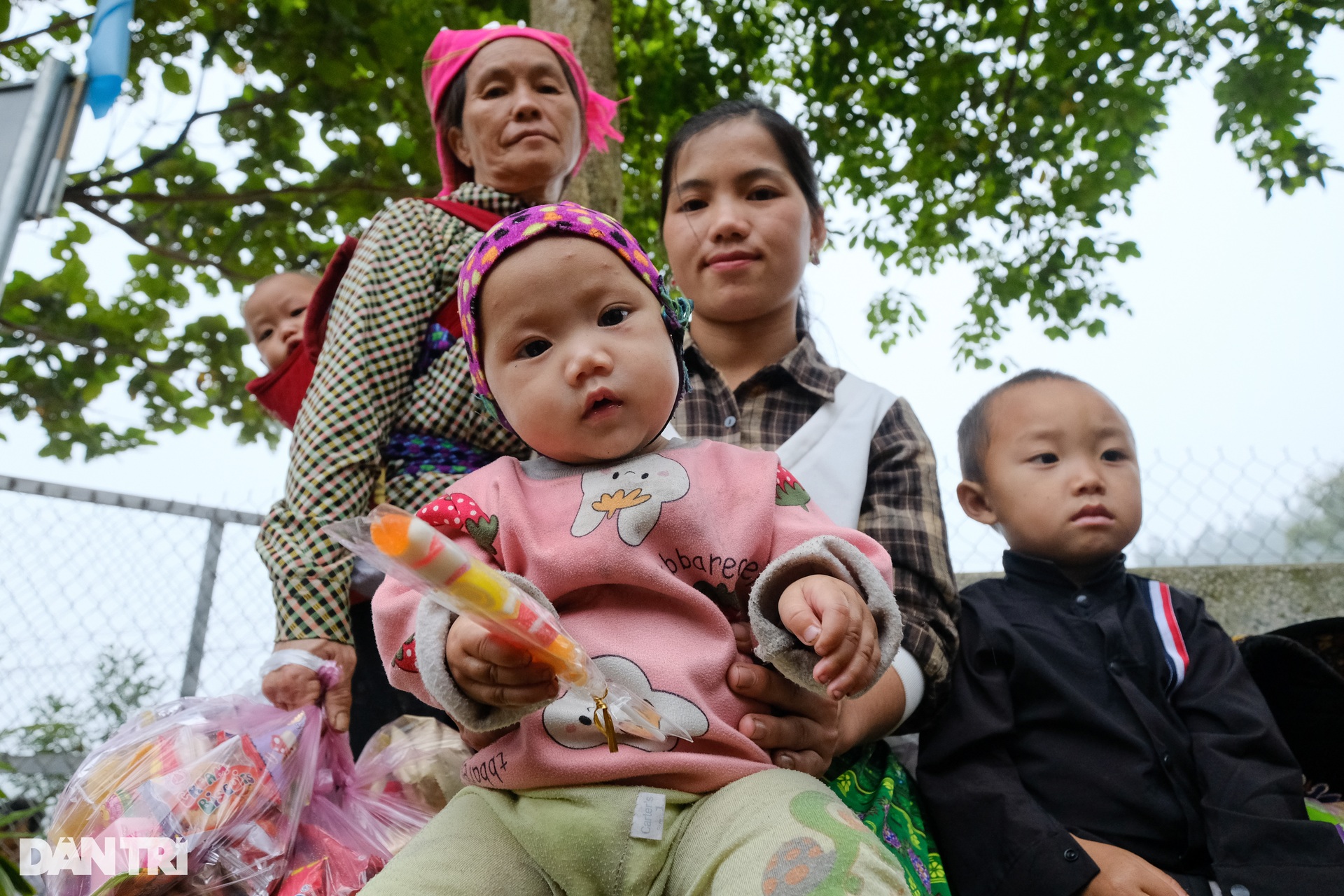 Trẻ em bản nghèo ở Lào Cai đón niềm vui bất ngờ - 11 Trẻ em bản nghèo ở Lào Cai đón niềm vui bất ngờ - 11