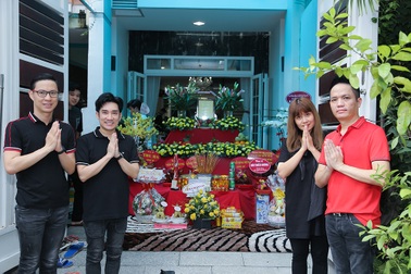 Quang Hà, Nguyễn Hồng Nhung cúng Tổ sân khấu sớm