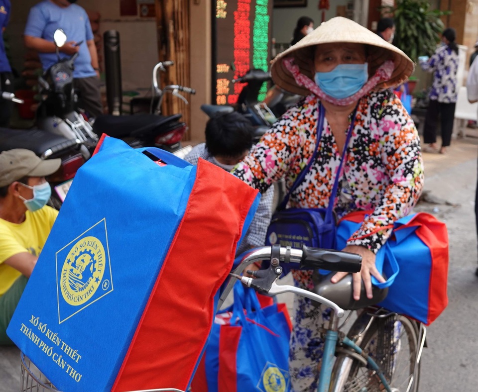 Cần Thơ hỗ trợ hơn 3.200 người bán vé số dạo - 2 Cần Thơ hỗ trợ hơn 3.200 người bán vé số dạo - 2