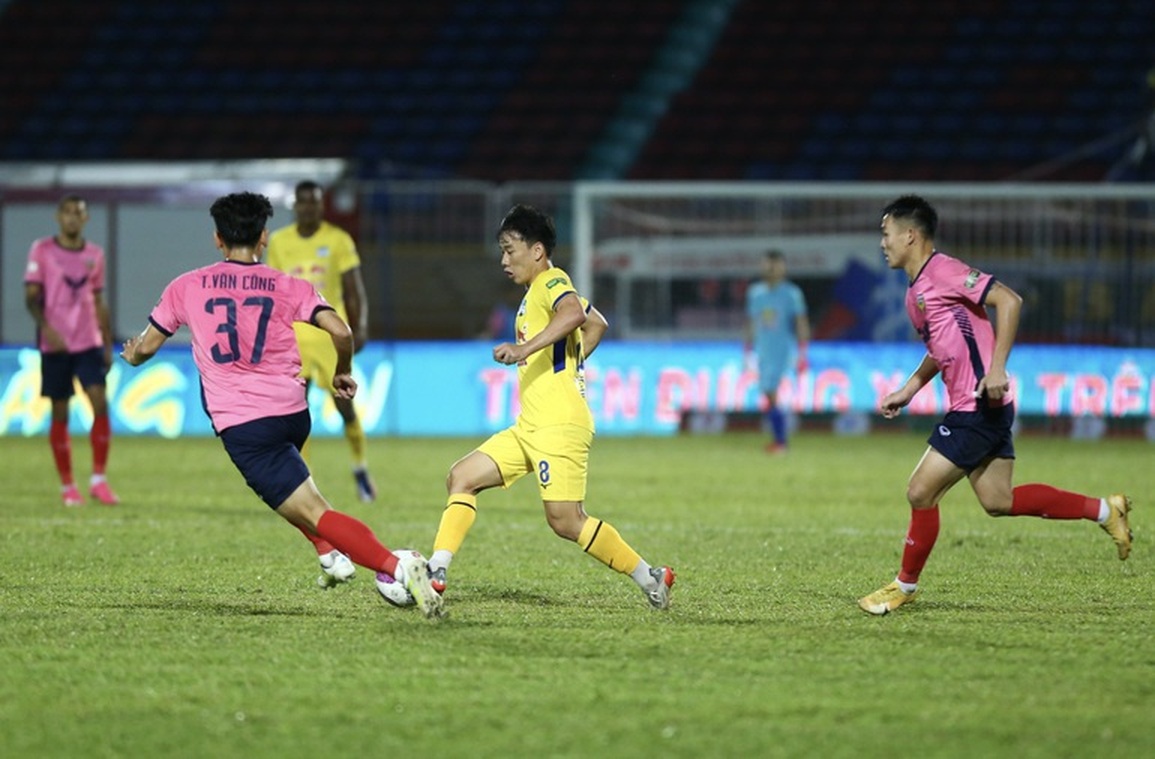 HLV Kiatisuk nói gì sau trận thứ hai liên tiếp HA Gia Lai không ghi bàn? - 2 HLV Kiatisuk nói gì sau trận thứ hai liên tiếp HA Gia Lai không ghi bàn? - 2