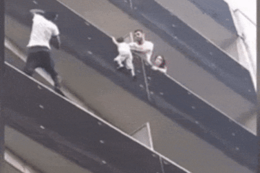 Pháp: Bỏ mặc con nhỏ ở nhà một mình suýt rơi xuống đất, người cha lãnh án