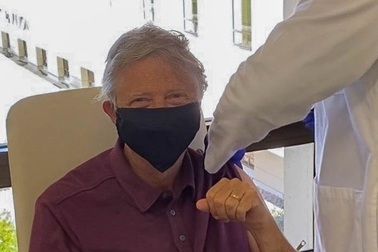 Bill Gates nghiêm túc mang khẩu trang dù đã tiêm đủ vắc xin Covid-19