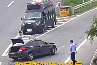 Tài xế cướp xe cảnh sát để bỏ trốn sau khi gây tai nạn