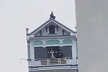 Dùng dao chém vợ và mẹ vợ rồi nhảy từ nóc nhà xuống đất