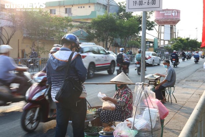 Người dân nườm nượp ra đường sau kỳ nghỉ lễ - Ảnh 17.
