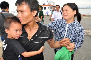 Vợ khóc ngất vì hạnh phúc khi tàu cá cùng chồng trở về an toàn