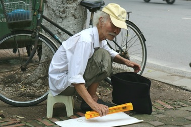 Cụ ông 80 tuổi phát thước kẻ miễn phí trước cổng trường thi