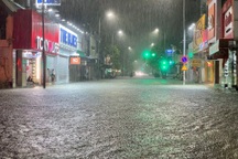 Mưa xối xả, người dân Huế hối hả chạy lụt trong đêm