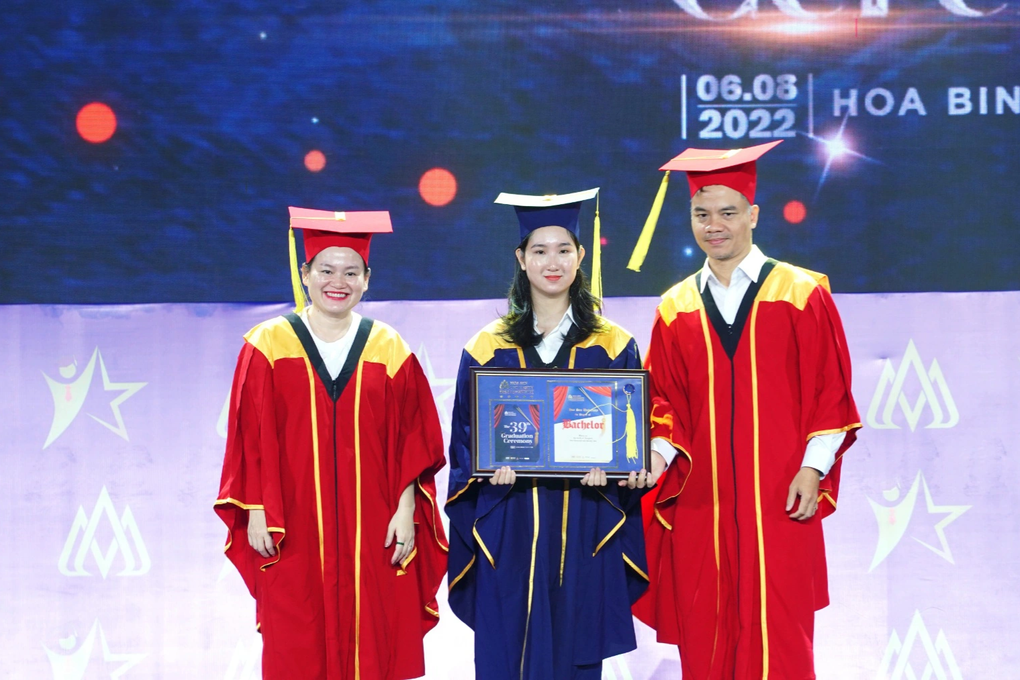 Người cha bật khóc, hiệu trưởng quỳ gối trao bằng trong lễ tốt nghiệp - 2 Người cha bật khóc, hiệu trưởng quỳ gối trao bằng trong lễ tốt nghiệp - 2