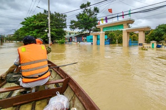 Lũ trên sông ở Đà Nẵng vẫn dâng cao, người dân lội nước ngang ngực về nhà