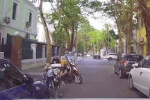 Cậu bé giúp ô tô lách qua chỗ hẹp nhận "nghìn like" từ cộng đồng mạng