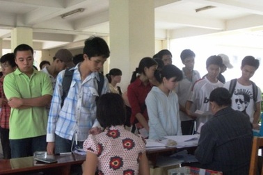 Thí sinh, phụ huynh đổ về TPHCM tìm chỗ trọ 