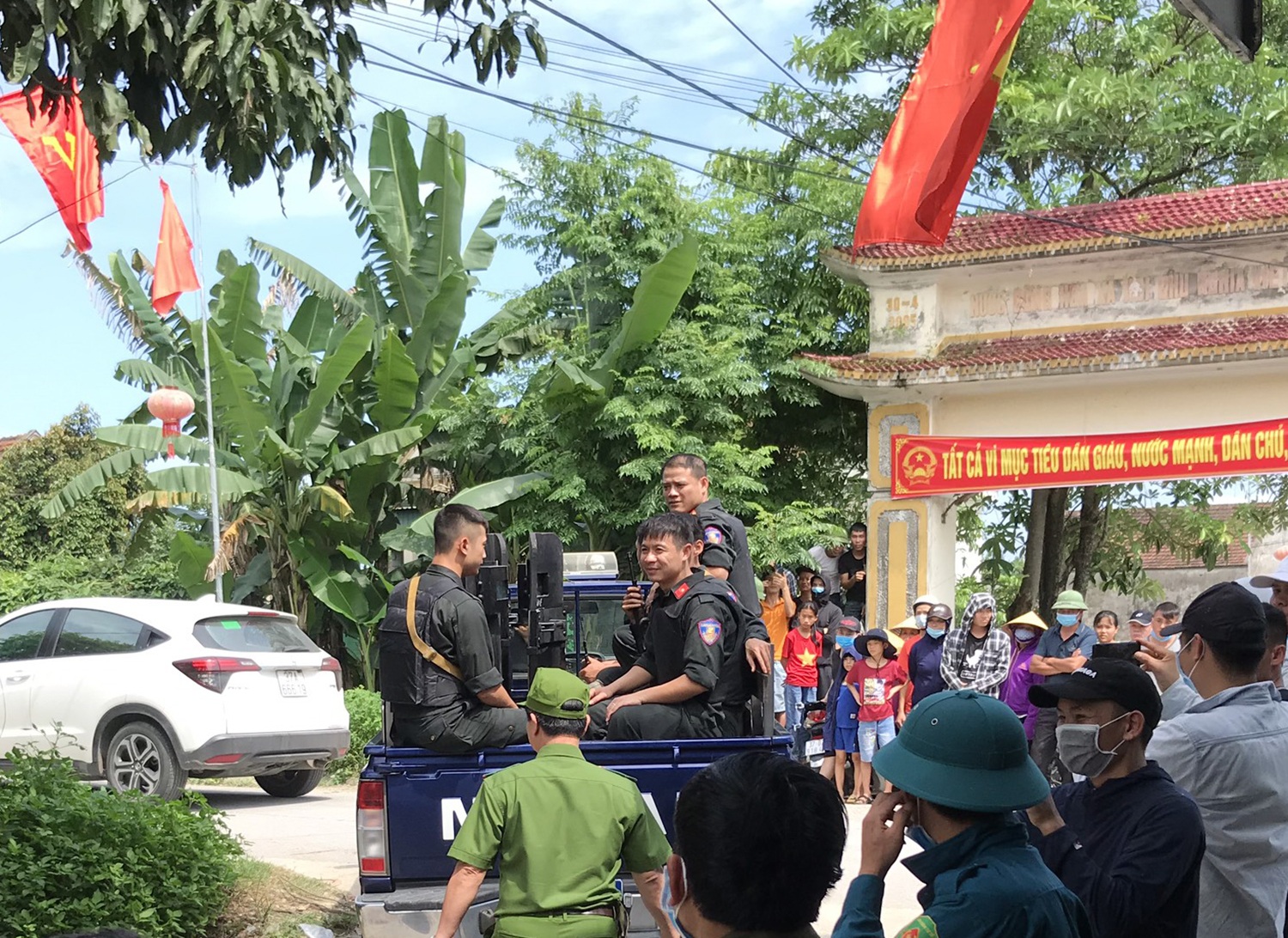 Chuyện chưa kể về cuộc chiến cân não với sát thủ trong biệt thự màu trắng - 2 Chuyện chưa kể về cuộc chiến cân não với sát thủ trong biệt thự màu trắng - 2