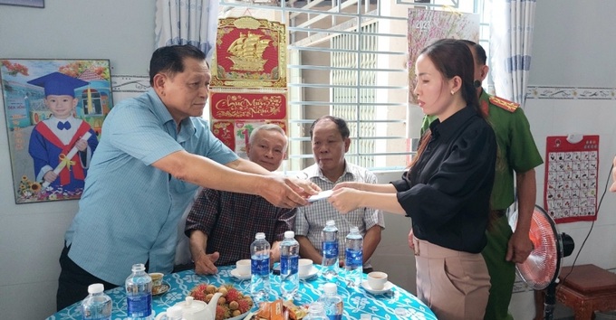 Thượng tướng Lê Thế Tiệm - nguyên Thứ trưởng Bộ Công an thăm hỏi, tặng quà cho thân nhân liệt sĩ Phạm Phi Long. (Ảnh: Công an TP.HCM).