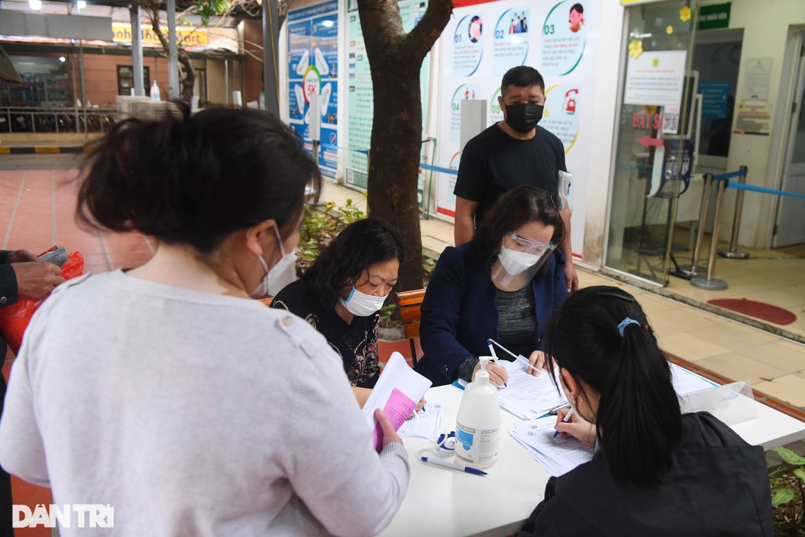 Người từng là F0 ở Hà Nội đổ xô đi khám và điều trị do lo ngại hậu Covid-19 - 3 Người từng là F0 ở Hà Nội đổ xô đi khám và điều trị do lo ngại hậu Covid-19 - 3