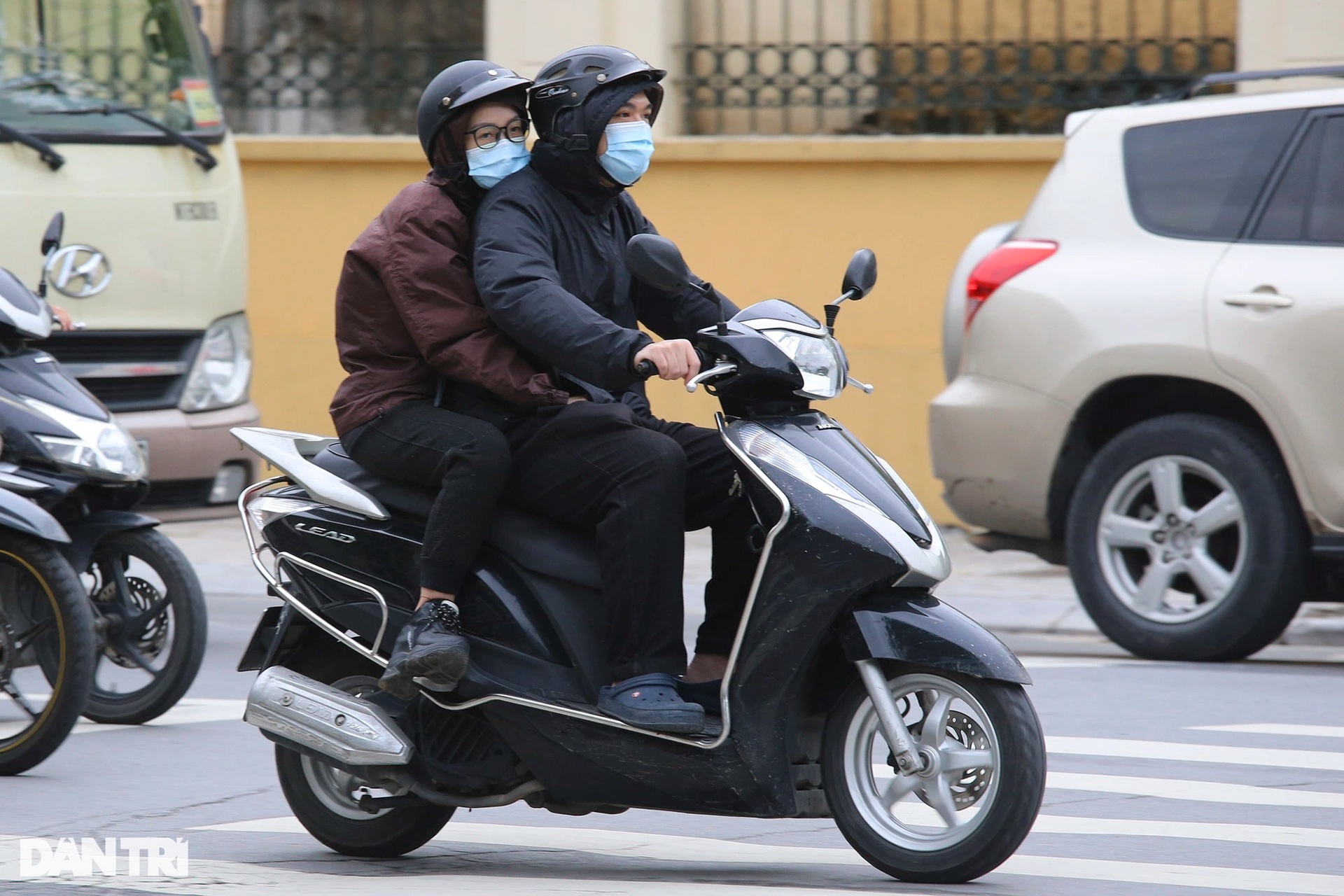 Người Hà Nội co ro trong đợt không khí lạnh tăng cường - 9 Người Hà Nội co ro trong đợt không khí lạnh tăng cường - 9