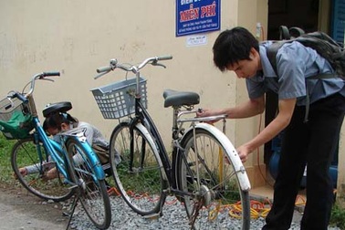 ĐH Cần Thơ mở điểm bơm xe miễn phí cho SV