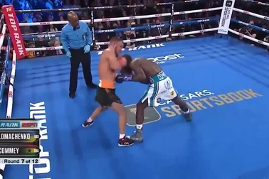 Khuyên đầu hàng không được, võ sĩ đấm gục luôn đối thủ