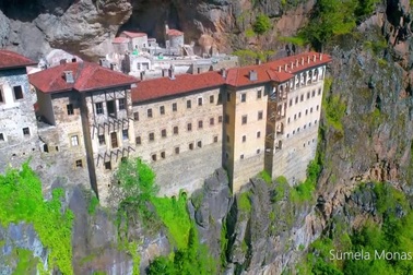 Tu viện cổ "treo lơ lửng" trên vách đá