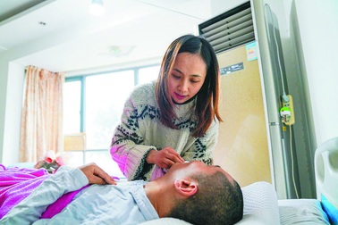 Cô gái nghỉ việc ròng rã 4 năm chăm sóc bạn trai sống thực vật