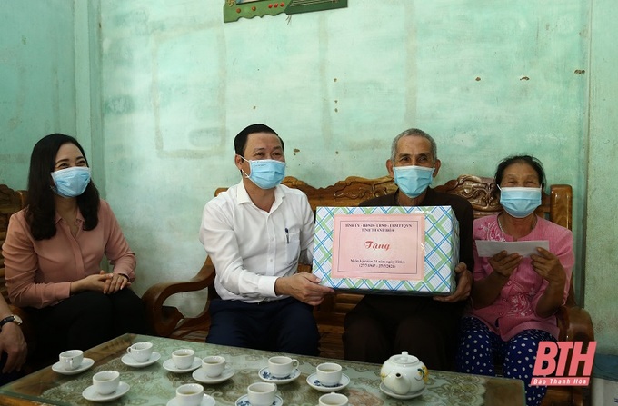 Chủ tịch UBND tỉnh Thanh Hoá Đỗ Minh Tuấn thăm hỏi và tặng quà cho gia đình NCC (Ảnh BTH)