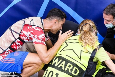 C.Ronaldo xin lỗi rối rít vì sự cố dở khóc dở cười