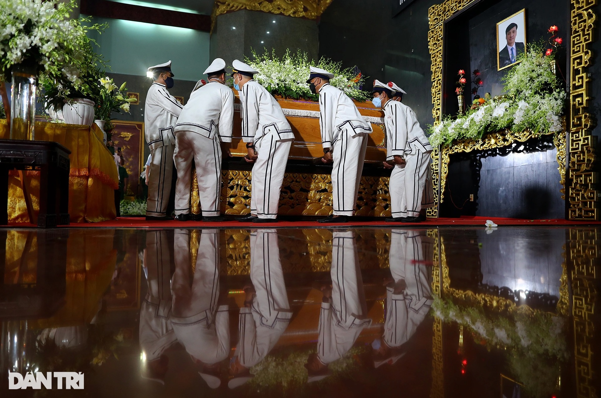 Người dân TPHCM tiễn đưa Phó Chủ tịch Lê Hòa Bình về nơi an nghỉ cuối cùng - 11 Người dân TPHCM tiễn đưa Phó Chủ tịch Lê Hòa Bình về nơi an nghỉ cuối cùng - 11