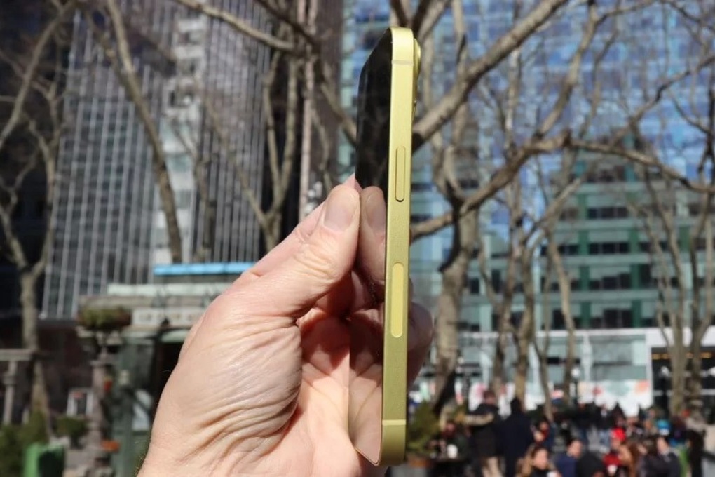 Cận cảnh iPhone 14 màu vàng mới - 3 Cận cảnh iPhone 14 màu vàng mới - 3