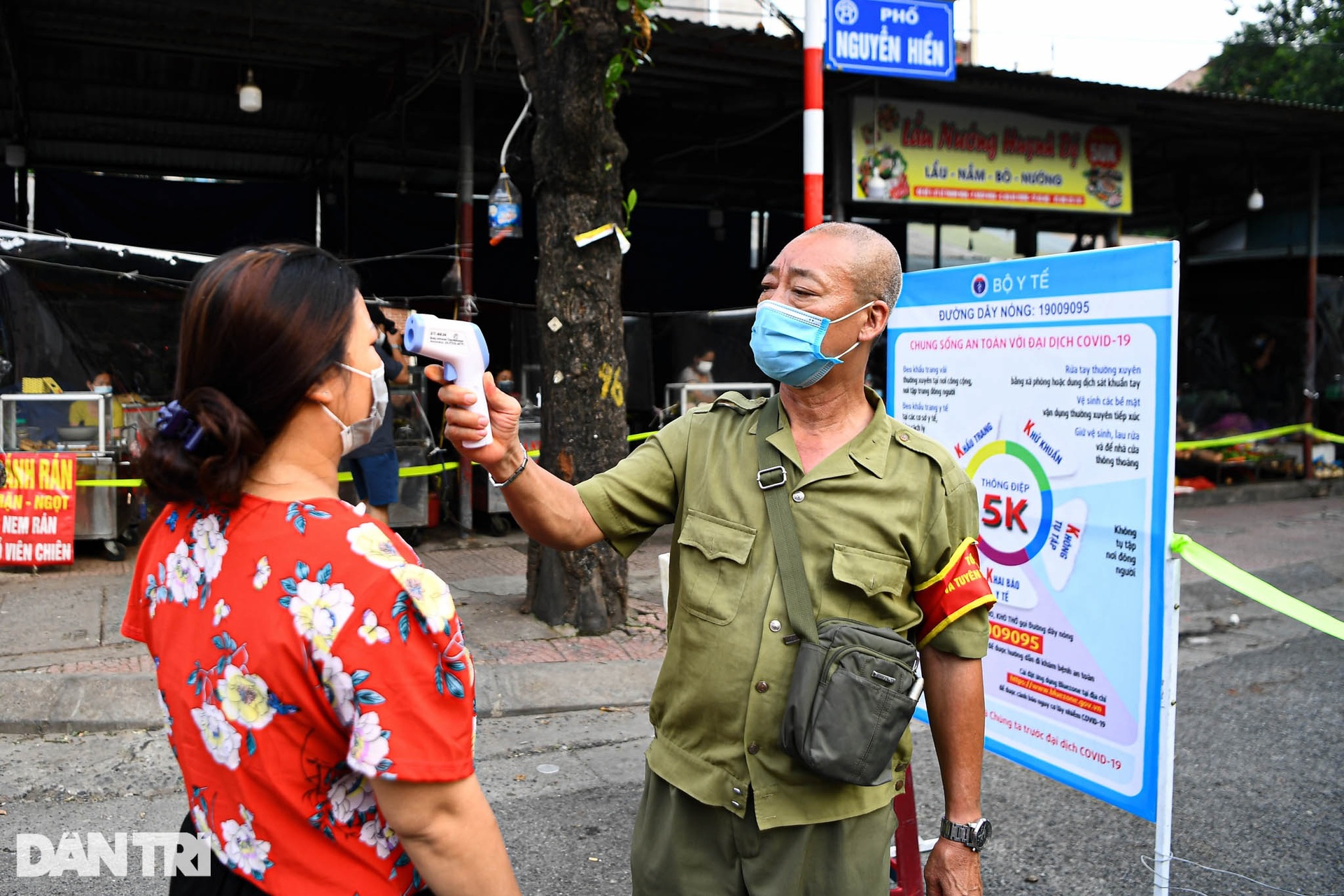 Độc đáo những phương pháp phòng dịch tại các chợ dân sinh ở Hà Nội - 2 Độc đáo những phương pháp phòng dịch tại các chợ dân sinh ở Hà Nội - 2