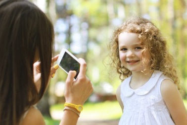 Cha mẹ có xâm phạm quyền riêng tư của con khi đăng ảnh lên mạng?