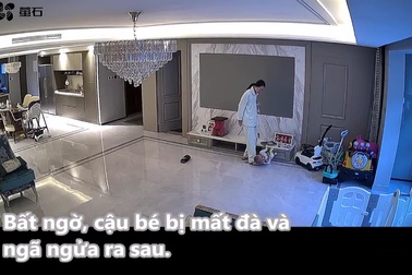 Mẹ phản ứng nhanh cứu con nhỏ khỏi cú ngã đập đầu nguy hiểm